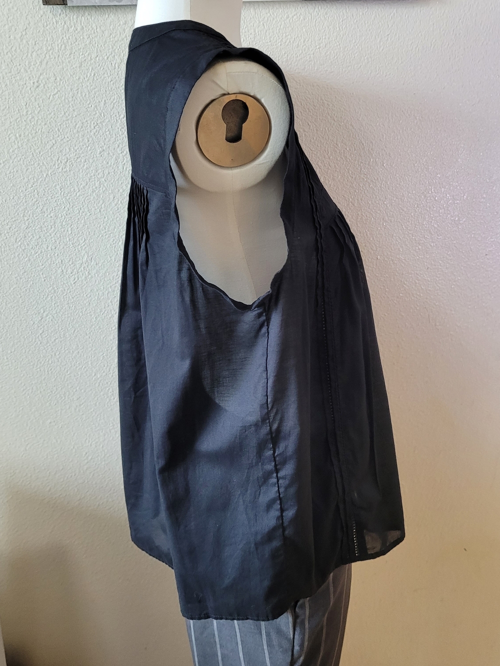 Banana Republic Black Picot Sleeveless Button-Front Pintuck Top - Picture 4 of 11